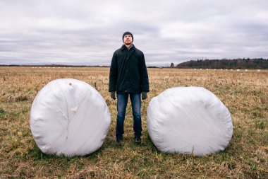 Çiftçi ve saman yığınları kış için toplandı
