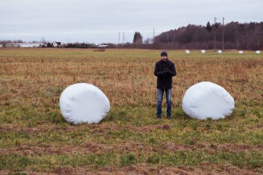 Çiftçi ve saman yığınları kış için toplandı