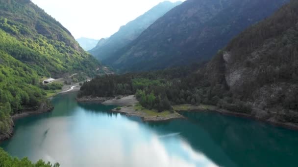 Terra de montanhas encantadas, lagos glaciais cintilantes — Vídeo de Stock
