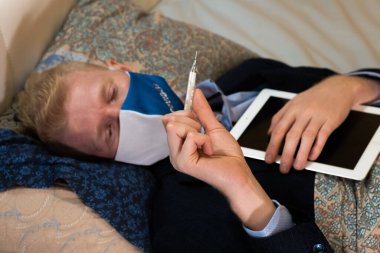 Covid-19. Adamın bir hastalığı var ve iş kıyafetleriyle evde çalışıyor.