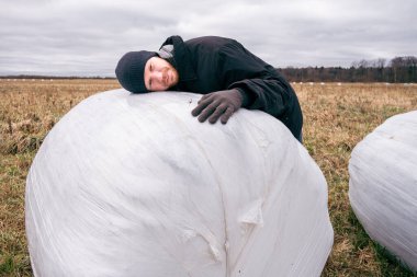 Çiftçi ve saman yığınları kış için toplandı