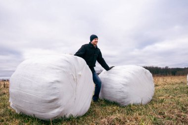 Çiftçi ve saman yığınları kış için toplandı