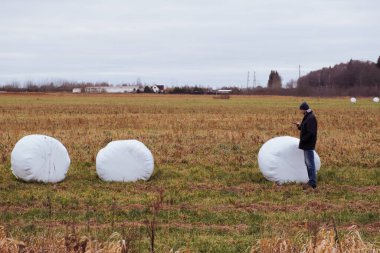 Çiftçi ve saman yığınları kış için toplandı