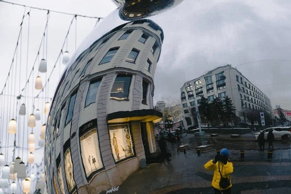 Fünf-Meter-Skulptur Agatha wird in Moskau aufgestellt — Stockfoto