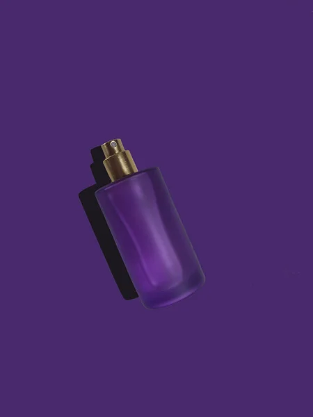 带有喷雾的紫色香水瓶 — 图库照片
