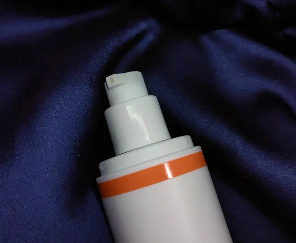 Белая Косметическая Бутылка Дозатором — стоковое фото