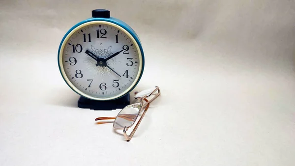 レトロなブルーの時計とメガネ — ストック写真