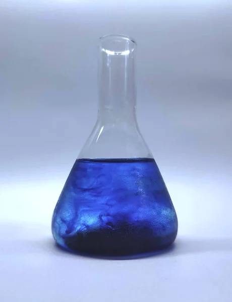 蓝色液体玻璃锥形瓶 — 图库照片#