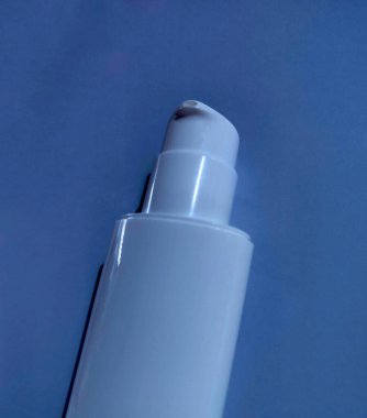 Şekerli beyaz şişe.