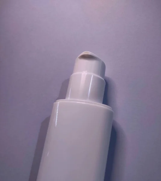 Белая Бутылка Дозатором — стоковое фото