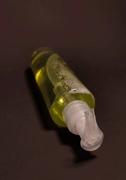 Косметическая Бутылка Желтой Жидкостью Черном Фоне — стоковое фото