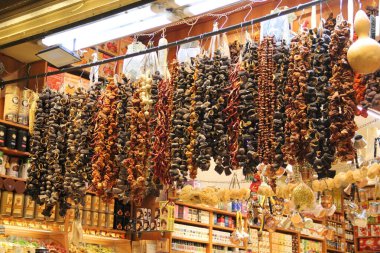 Eski pazarda kurutulmuş sebzeler.