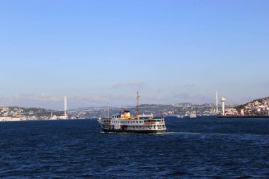 Bir Vintage Feribot, İstanbul Boğazı 'nın diğer tarafına insan taşıyor
