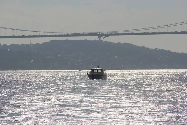 Een Schip Ligt Midden Bosporus Zee — Stockfoto