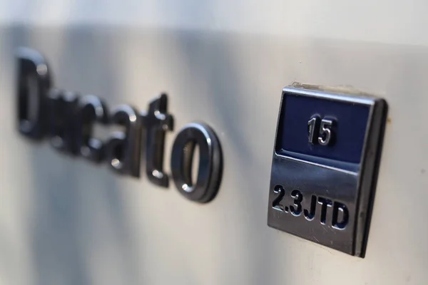 Arabadaki bir çelik parçası.