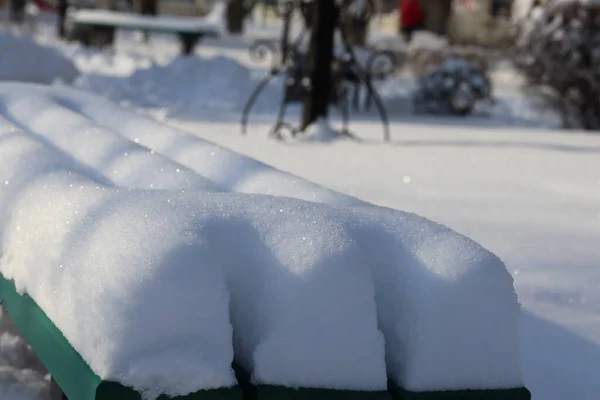 Kar örtüsüyle kaplı ıssız bir bank. Yüksek kalite fotoğraf