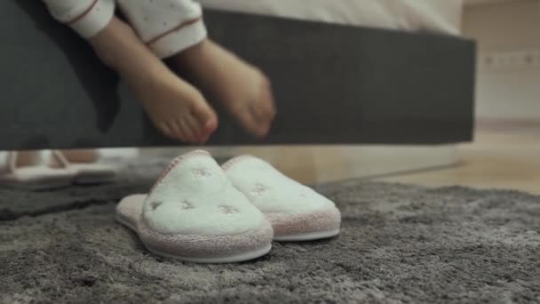 Young girl puts on slippers — Stock Video