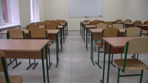 Borroso de aula vacía en sala de conferencias o escuela con escritorios silla de madera para estudiar lecciones en la escuela secundaria — Vídeos de Stock