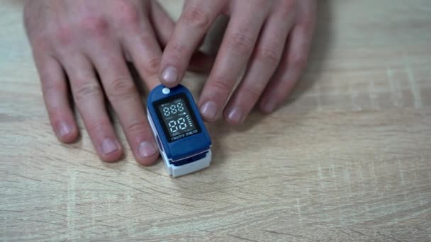 Контроль уровня насыщения крови кислородом с помощью пульсоксиметра — стоковое видео