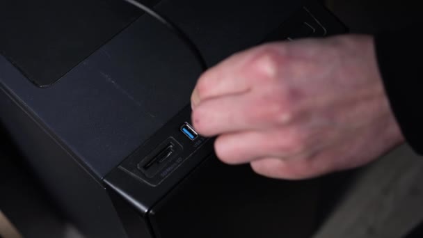 Закрыть рукой кабель внешнего жесткого диска в компьютер — стоковое видео