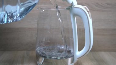 Su elektrikli su ısıtıcısına dökülüyor.