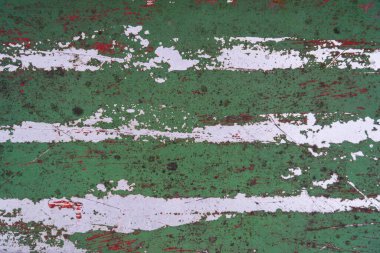 Eski yeşil metal levha. Beyaz paralel yıpranmış çizikler ve çizikler var. Geçmişi. Doku. 