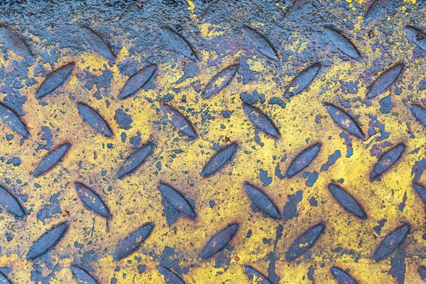 湿波纹钢板碎片 表面上有大量的泥土 铁锈和损伤 Grunge — 图库照片