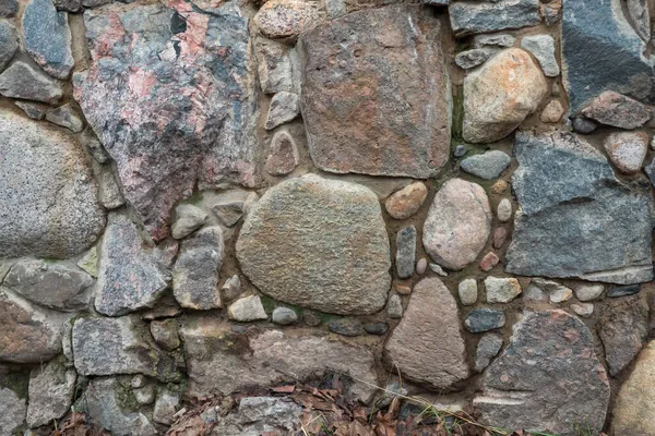 Fragmento Una Pared Hecha Piedras Rugosas Diferentes Colores Tamaños Antecedentes — Foto de Stock