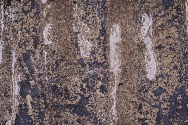 Ahşap parçaları ve çimentodan yapılmış eski bir yapı tahtası parçası. Yüzeyde yapıştırıcı ve siyah su yalıtımı izleri var. Geçmişi. Doku. 