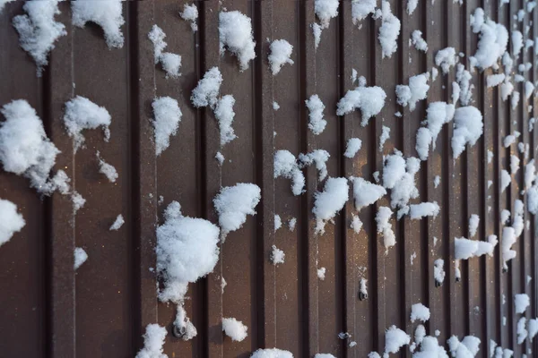 Μια Όψη Προοπτικής Ενός Καφέ Μεταλλικό Γείσο Προσκολλημένες Νιφάδες Χιονιού — Φωτογραφία Αρχείου