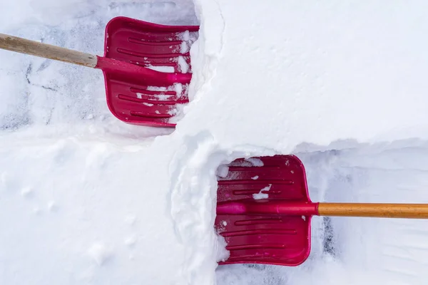 Zwei Große Alte Rote Schneeschaufeln Liegen Auf Den Geräumten Wegen — Stockfoto