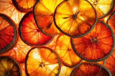 Kurutulmuş turuncu ve kırmızı turuncu dilimler uçakta karıştırılır ve içeriden aydınlatılır. Geçmişi. Doku. 