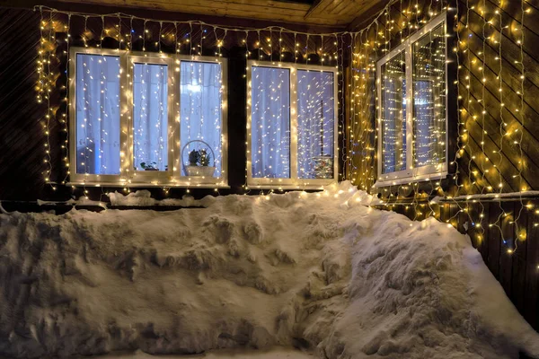 Parte Casa Madera Con Ventanas Llamas Está Decorada Con Guirnaldas —  Fotos de Stock