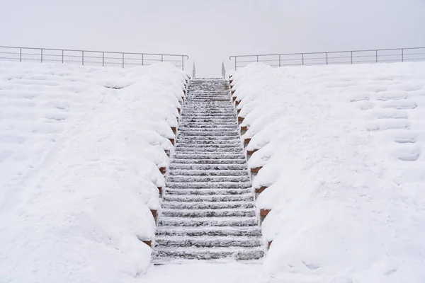 冬の風景 公共空間の円形劇場の具体的な階段が上がります 観客のためのベンチは厚い雪の層で覆われています — ストック写真