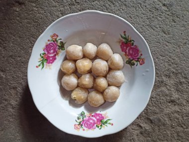 Tavuktan yapılmış yuvarlak köfte tabağı..