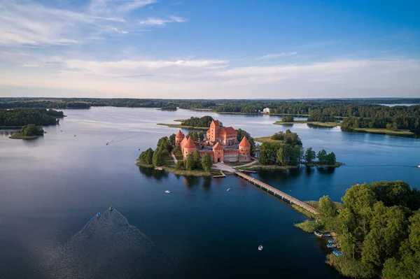 Trakai Castle Lake Forest Background One Most Famous Sightseeing Place — Fotografia de Stock