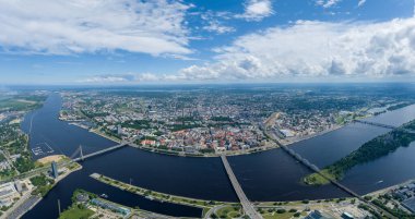 Riga Old Town ve Dauguva River in Forground. Drone bakış açısı. Letonya