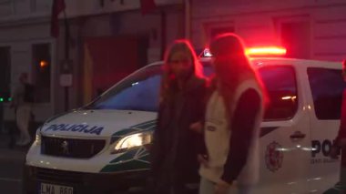 Polis arabasının tepesinde mavi ışık yanıp sönüyor..