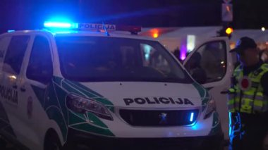 Polis arabasının tepesinde mavi ışık yanıp sönüyor..