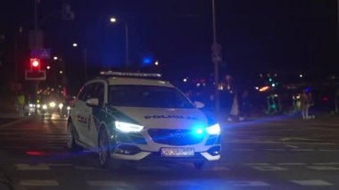 Polis arabasının tepesinde mavi ışık yanıp sönüyor..