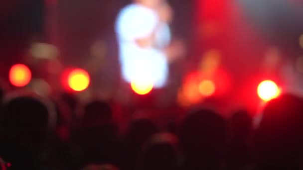 音乐会的观众席由观众主导 音乐会的灯光在室外现代迪斯科舞厅的灯光下放映 群众活动 — 图库视频影像