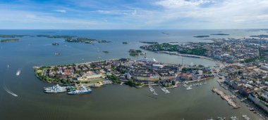 Helsinki Cityscape ve Arka plandaki Manzaralar. Hava görüntüsü. İHA