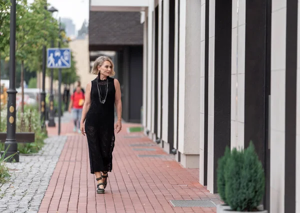 아름다운 카프카스 이네크 드레스와 그녀는 리투아니아 빌뉴스의 경치를 있습니다 — 스톡 사진