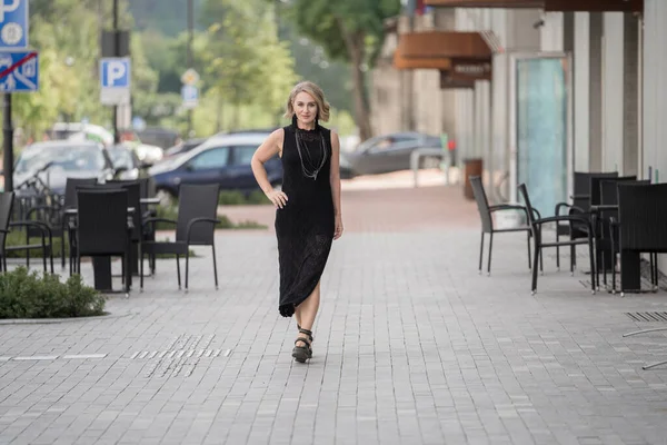 Vilnius Old Town Street Lituania Hermosa Mujer Blanca Caucásica Adulta —  Fotos de Stock