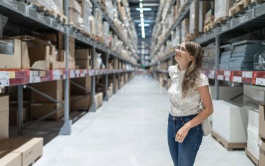 Beyaz, güzel bir kız mağazada mobilya arıyor..