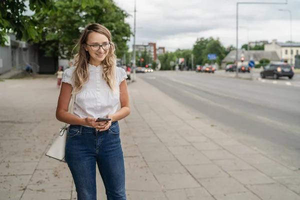 Die Schöne Junge Weiße Kaukasierin Steht Auf Dem Bürgersteig Und — Stockfoto