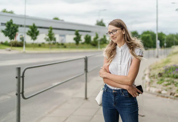 Die Schöne Junge Weiße Kaukasierin Steht Auf Dem Bürgersteig Und — Stockfoto