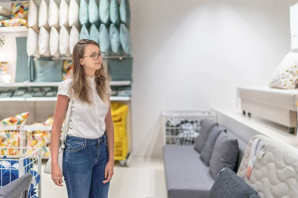 Schöne Junge Weiße Kaukasierin Steht Kaufhaus Auf Der Suche Nach — Stockfoto