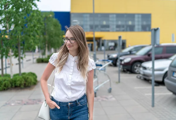 Schöne Junge Kaukasierin Verlässt Einkaufszentrum Unklarer Hintergrund — Stockfoto