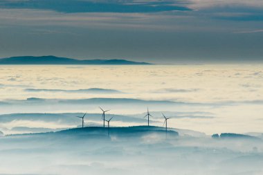 Windenergieanlagen Windkraftanlagen in einer Nebel- und Wolken- Schicht in Pfreimd im Bundesland Bayern, Deutschland